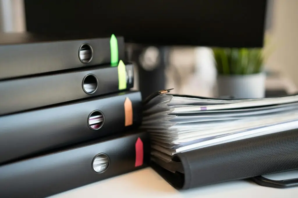 Documentos e pastas organizadas sobre a mesa